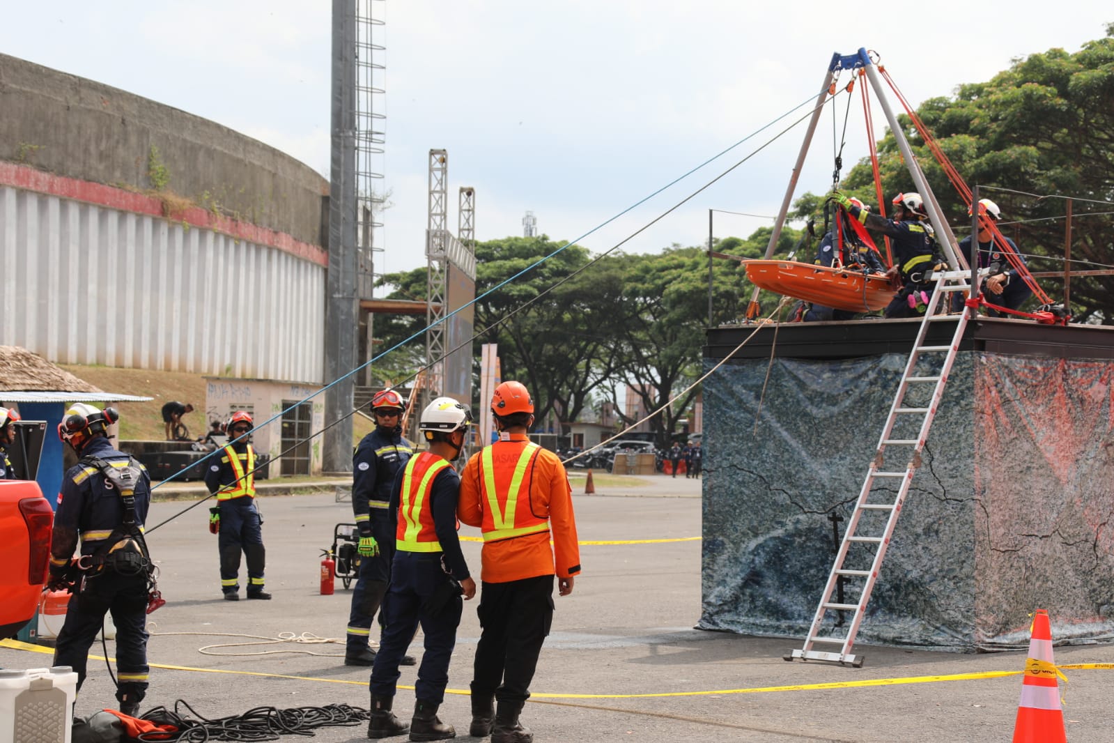 Tim SAR melakukan evakuasi menggunakan tekni Vertical Rescue saat Simulasi Penanganan Gempabumi pada ASEAN Regional Disaster Response Simulation Exercise (ARDEX) 2023 di Stadion Sultan Agung, Kabupaten Bantul, Daerah Istimewa Yogyakarta, pada Kamis (3/8)